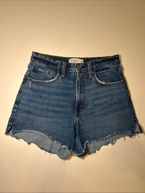 Abercrombie curve love 4” mom shorts